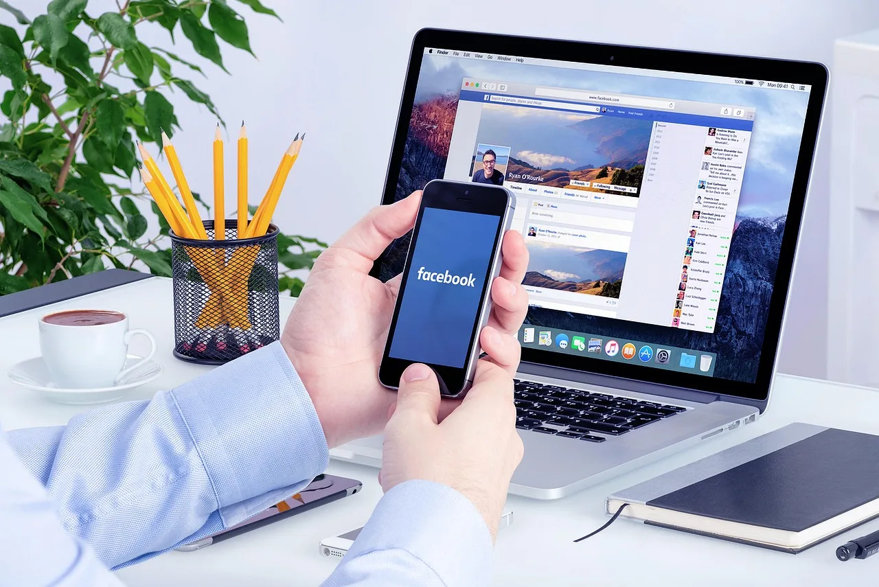 facebook, social media, social media marketing, smartphone, laptop, workspace, office break, office hour, desk, facebook marketing, facebook ads, facebook ads, facebook ads, facebook ads, facebook ads, facebook ads. Which franchise social media agencies actually disclose their real client list?
