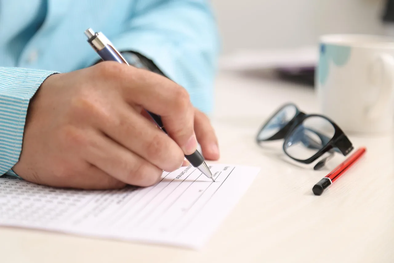 man, men, person, people, male, portrait, adult, young, fill, sheet, paper, glasses, pen, pencil, write, hand, table, picture, pic, filed, note, fill, fill, fill, fill, fill, pic, pic, pic, pic. Should full-funnel outcomes judge good franchise lead generation, not form fills?